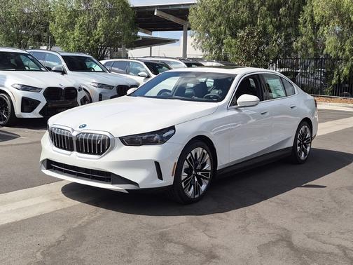 Alpine White 2027 BMW i5 eDrive40