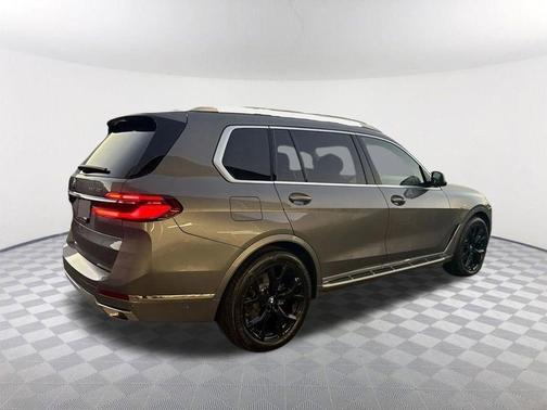 Gray Metallic 2026 BMW X7 xDrive40i