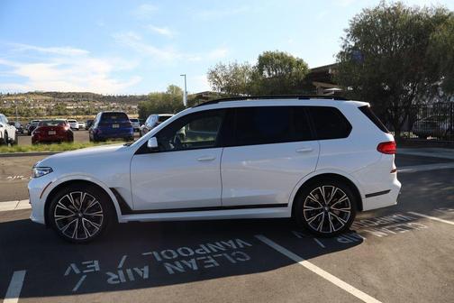 Mineral White Metallic 2022 BMW X7 M50i