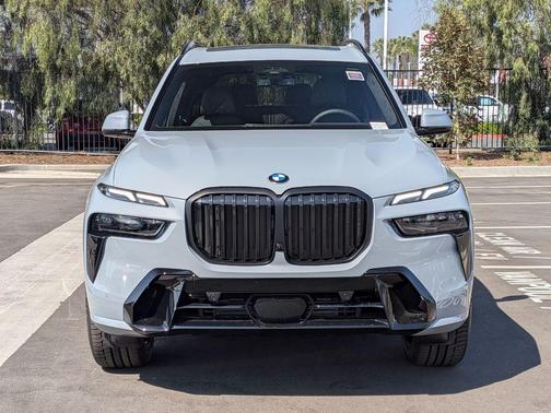 Gray Metallic 2026 BMW X7 xDrive40i