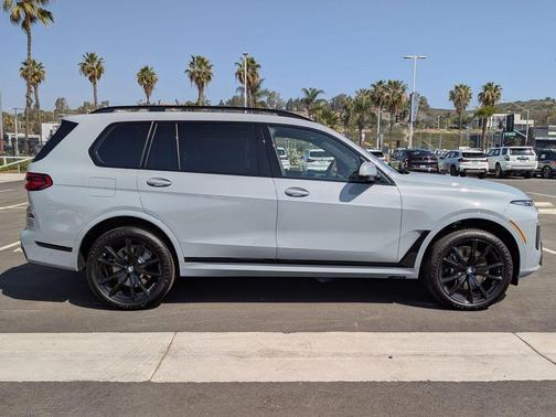 Gray Metallic 2026 BMW X7 xDrive40i