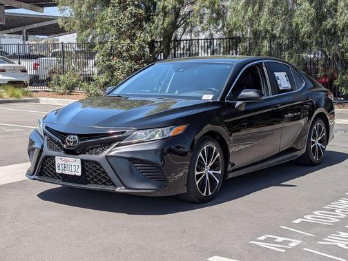 Midnight Black Metallic 2020 Toyota Camry SE