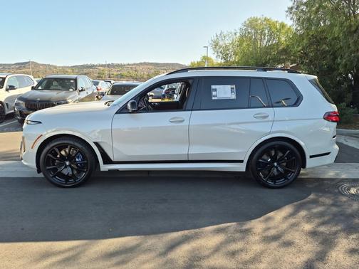 Mineral White Metallic 2025 BMW X7 M60i