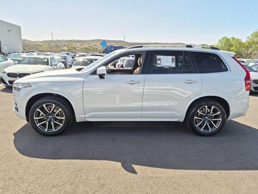 Crystal White 2018 Volvo XC90 T6 Momentum