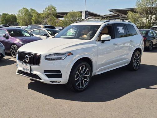 Crystal White 2018 Volvo XC90 T6 Momentum