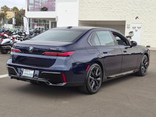 Tanzanite Blue II Metallic 2026 BMW 740 i