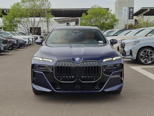 Tanzanite Blue II Metallic 2026 BMW 740 i