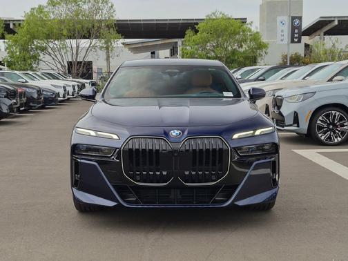 Tanzanite Blue II Metallic 2026 BMW 740 i