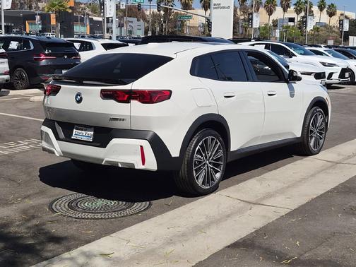 Alpine White 2027 BMW X2 xDrive28i