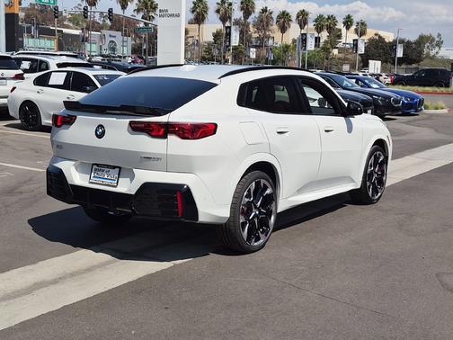 Alpine White 2027 BMW X2 xDrive28i