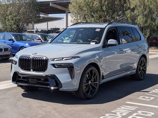 Gray Metallic 2026 BMW X7 xDrive40i