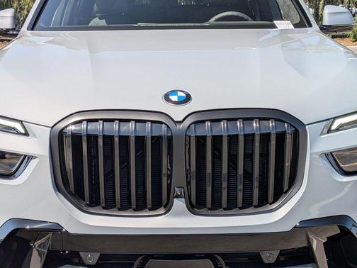 Gray Metallic 2026 BMW X7 xDrive40i