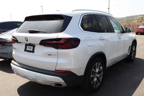 Mineral White Metallic 2024 BMW X5 sDrive40i