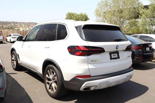 Mineral White Metallic 2024 BMW X5 sDrive40i