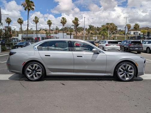 Space Silver 2026 BMW i7 EDrive50
