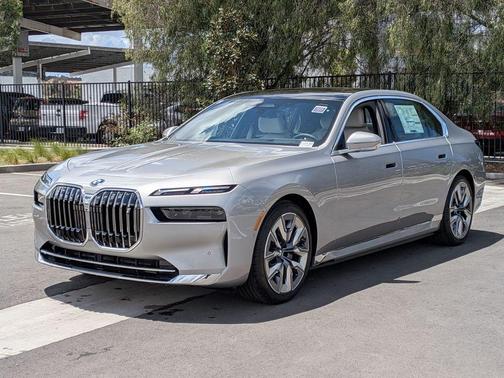 Space Silver 2026 BMW i7 EDrive50