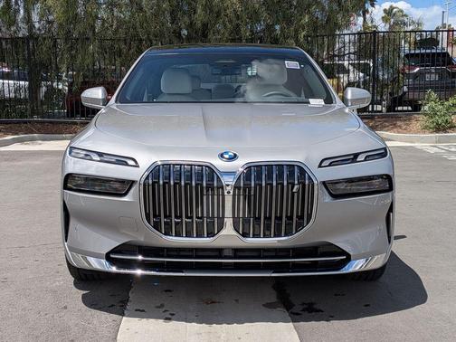 Space Silver 2026 BMW i7 EDrive50
