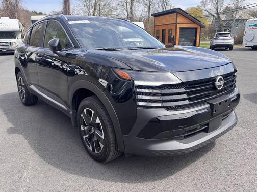 Super Black 2025 Nissan Kicks SV