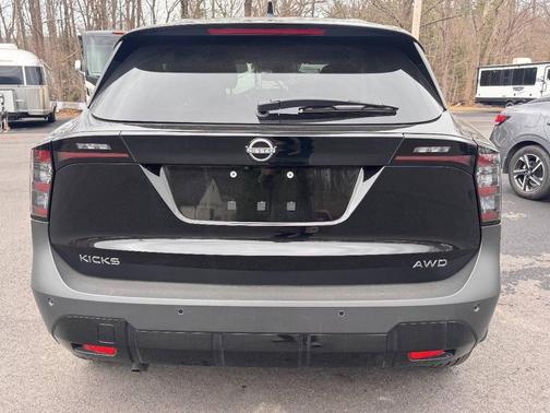 Super Black 2025 Nissan Kicks SV