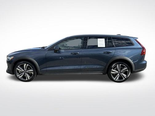 2023 Volvo V60 Cross Country B5 Plus