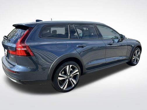 2023 Volvo V60 Cross Country B5 Plus