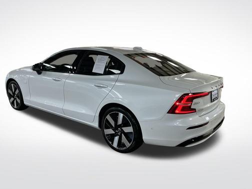 2024 Volvo S60 Recharge Plug-In Hybrid T8 Plus Dark Theme