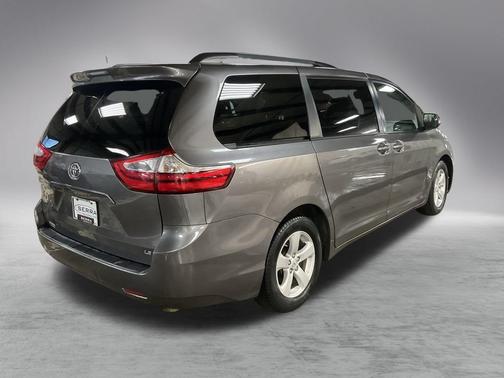 2017 Toyota Sienna LE