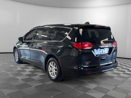 Diamond Black Crystal Pearlcoat 2024 Chrysler Voyager LX