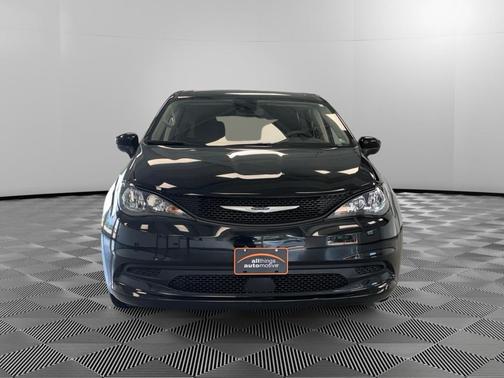 Diamond Black Crystal Pearlcoat 2024 Chrysler Voyager LX