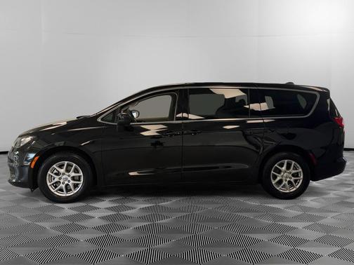 Diamond Black Crystal Pearlcoat 2024 Chrysler Voyager LX