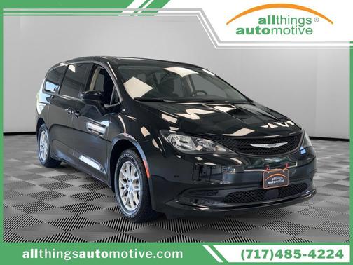 Diamond Black Crystal Pearlcoat 2024 Chrysler Voyager LX