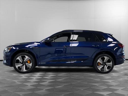2022 Audi e-tron Premium Plus