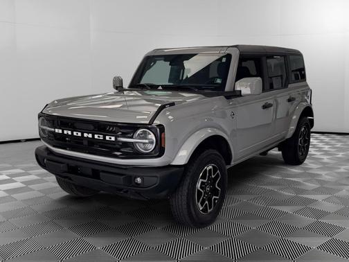 Avalanche Gray 2026 Ford Bronco Outer Banks