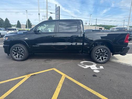 Diamond Black Crystal Pearlcoat 2026 RAM 1500 Laramie