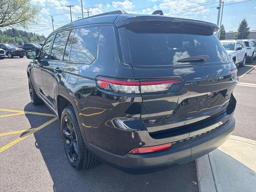 Diamond Black Crystal Pearlcoat 2023 Jeep Grand Cherokee L Altitude