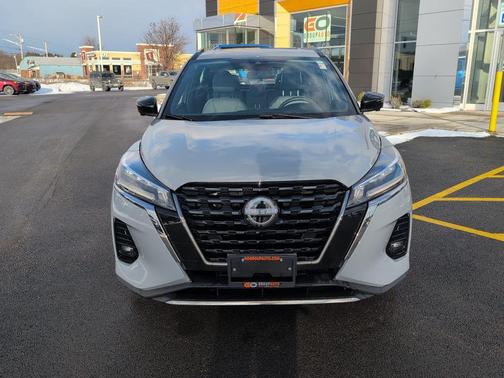 2022 Nissan Kicks SR