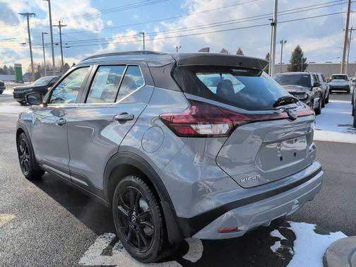 2022 Nissan Kicks SR