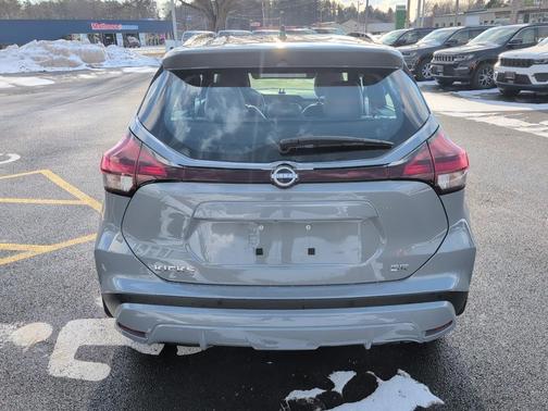 2022 Nissan Kicks SR