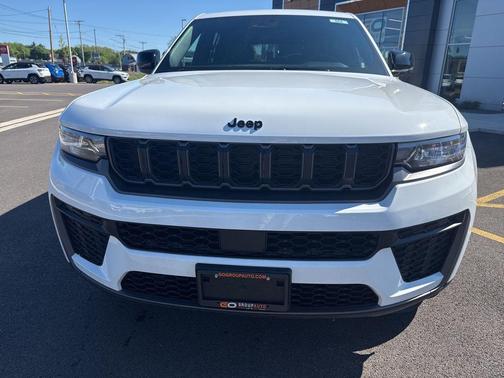 Bright White Clearcoat 2026 Jeep Grand Cherokee Altitude
