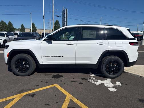 Bright White Clearcoat 2026 Jeep Grand Cherokee Altitude