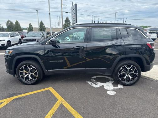 Diamond Black Crystal Pearlcoat 2026 Jeep Compass Limited