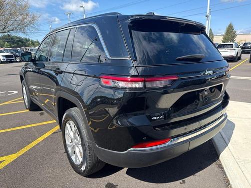 Diamond Black Crystal Pearlcoat 2023 Jeep Grand Cherokee Limited