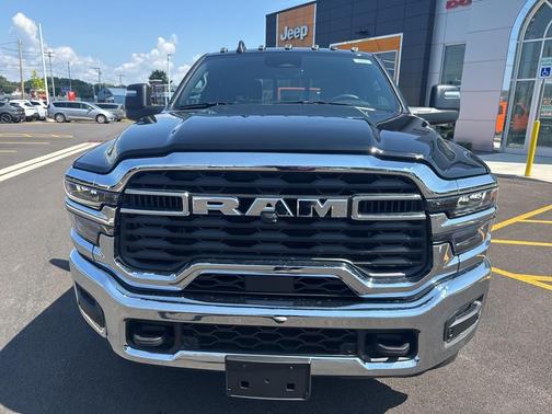 2025 RAM 2500 Tradesman Crew Cab 4x4 6'4' Box