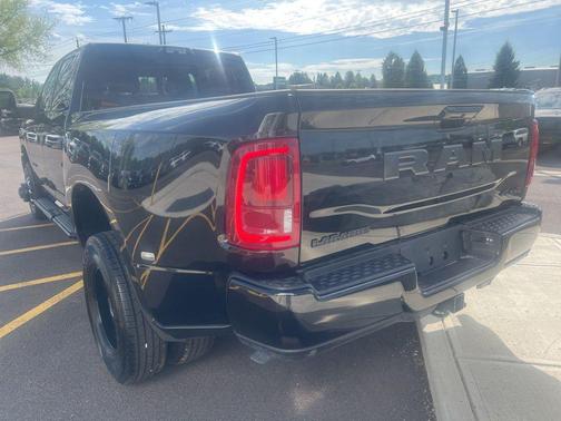 Diamond Black Crystal Pearlcoat 2026 RAM 3500 Laramie Crew Cab 4x4 8' Box