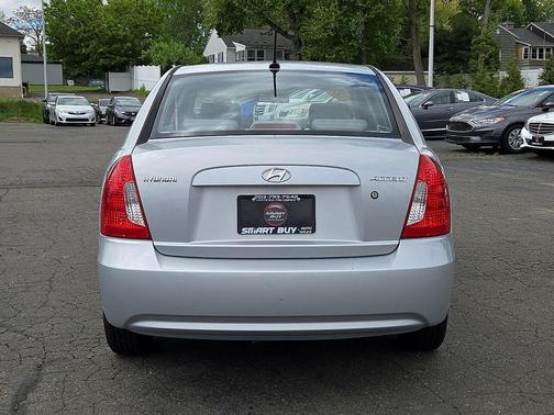 Platinum Silver Metallic + Pearl 2009 Hyundai Accent GLS