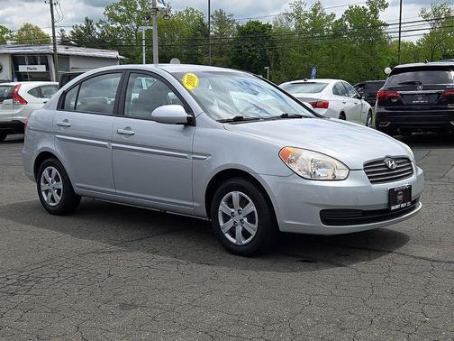 Platinum Silver Metallic + Pearl 2009 Hyundai Accent GLS
