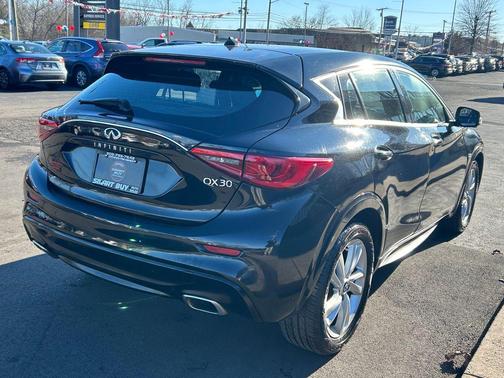 2017 INFINITI QX30 Base