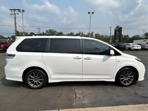 2019 Toyota Sienna SE