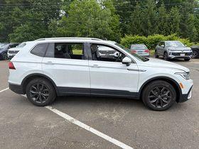 Opal White Pearl Effect 2023 Volkswagen Tiguan 2.0T SE