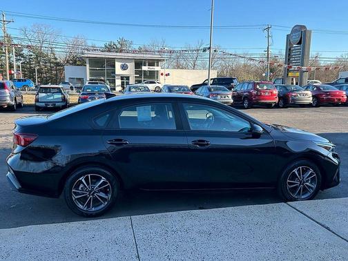 Aurora Black Pearl 2024 Kia Forte LXS